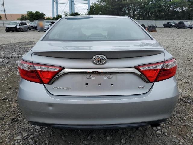 4T1BF1FK8GU517194 - 2016 TOYOTA CAMRY SE LE Gümüş fotoğraf 6