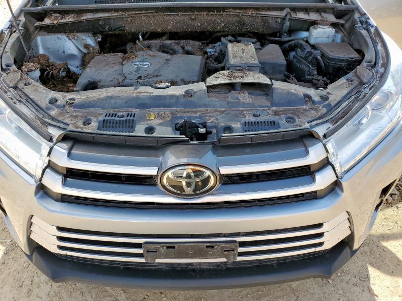 5TDKZRFH5KS331916 - 2019 TOYOTA HIGHLANDER SE SILVER photo 12