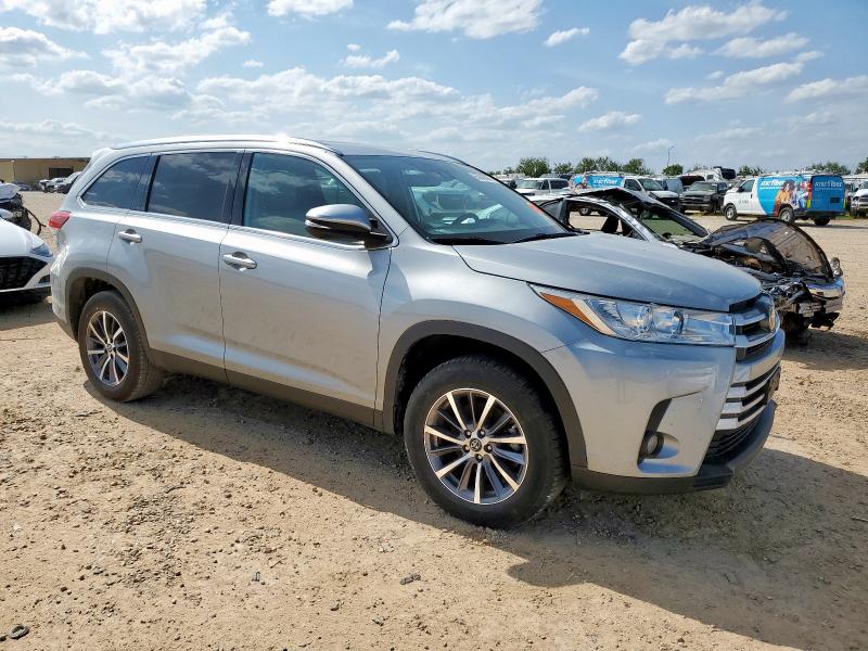 5TDKZRFH5KS331916 - 2019 TOYOTA HIGHLANDER SE SILVER photo 4