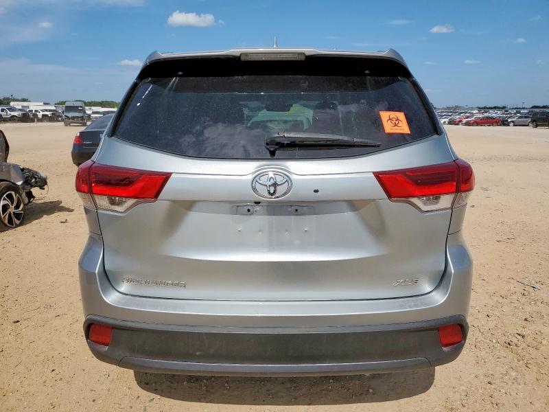5TDKZRFH5KS331916 - 2019 TOYOTA HIGHLANDER SE SILVER photo 6