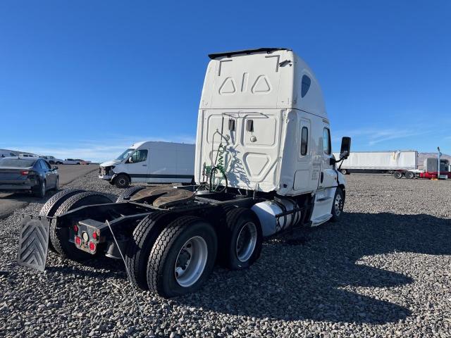 3AKJGLDR1HSHZ6391 - 2017 FREIGHTLINER CASCADIA 1 WHITE photo 4