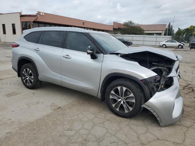 5TDHZRBH6LS508619 - 2020 TOYOTA HIGHLANDER XLE SILVER photo 4