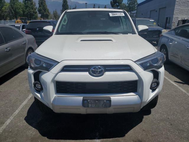 JTEPU5JRXP6102633 - 2023 TOYOTA 4RUNNER SE WHITE photo 5