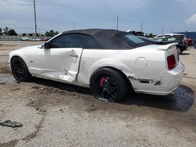 1ZVFT85H365197530 - 2006 FORD MUSTANG GT WHITE photo 2