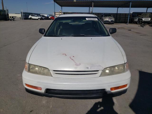 1HGCD5528RA105032 - 1994 HONDA ACCORD DX WHITE photo 5