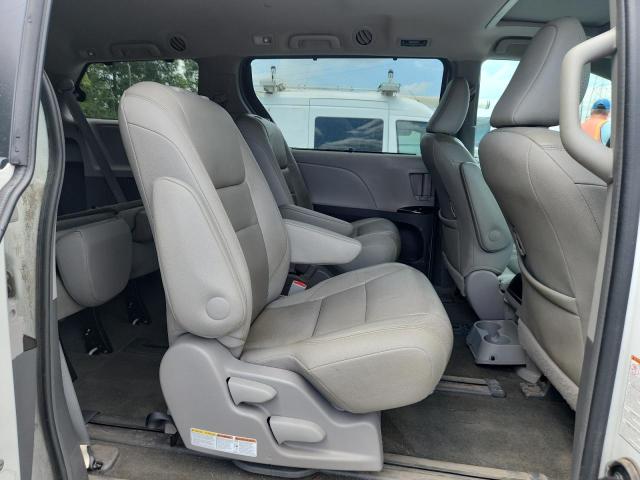 5TDDZ3DC8HS160360 - 2017 TOYOTA SIENNA XLE 白色 照片 11