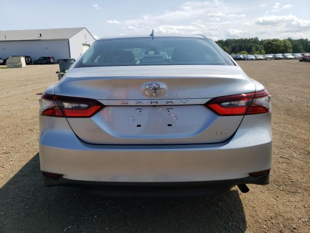 4T1C11AK3MU563408 - 2021 TOYOTA CAMRY LE SILVER photo 6