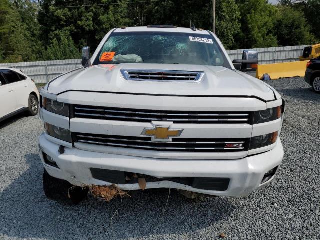 1GC4K0CY3JF174902 - 2018 CHEVROLET SILVERADO K3500 LTZ WHITE photo 5