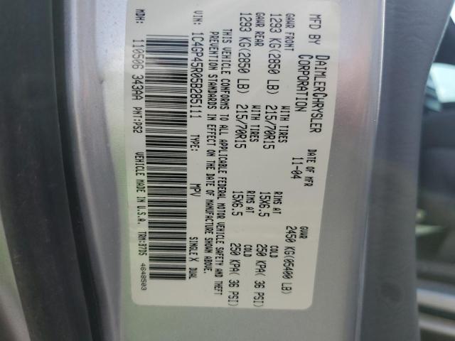 1C4GP45R05B285111 - 2005 CHRYSLER TOWN & COU 银色 照片 13