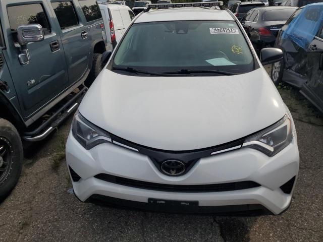 2T3ZFREV9JW471592 - 2018 TOYOTA RAV4 LE WHITE photo 5