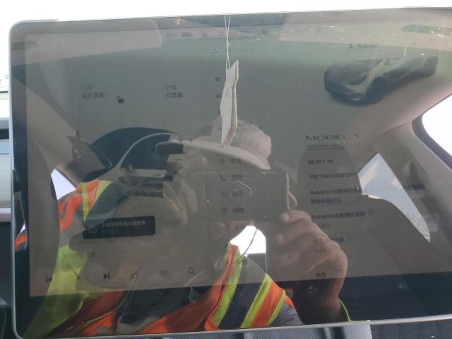 7SAYGDEF2PF757905 - 2023 TESLA MODEL Y Weiß Foto 9