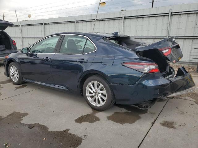 4T1C11AK0MU432307 - 2021 TOYOTA CAMRY LE GRAY photo 2