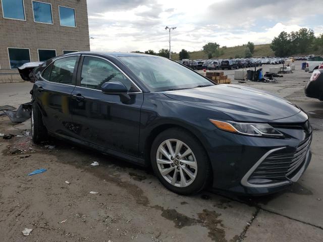 4T1C11AK0MU432307 - 2021 TOYOTA CAMRY LE GRAY photo 4