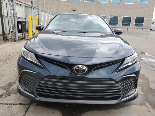 4T1C11AK0MU432307 - 2021 TOYOTA CAMRY LE GRAY photo 5