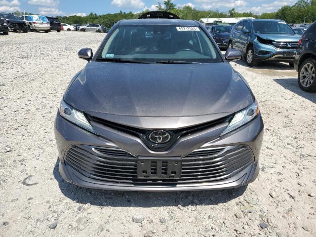 4T1F11BK4LU010258 - 2020 TOYOTA CAMRY XLE GRAY photo 5