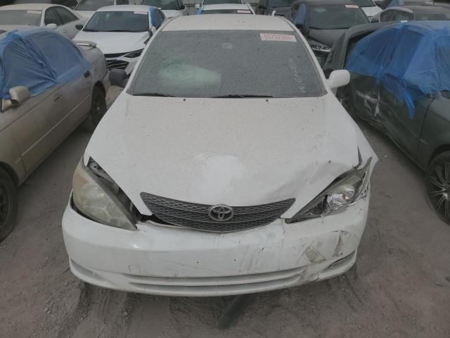 JTDBE32K320095554 - 2002 TOYOTA CAMRY LE WHITE photo 5
