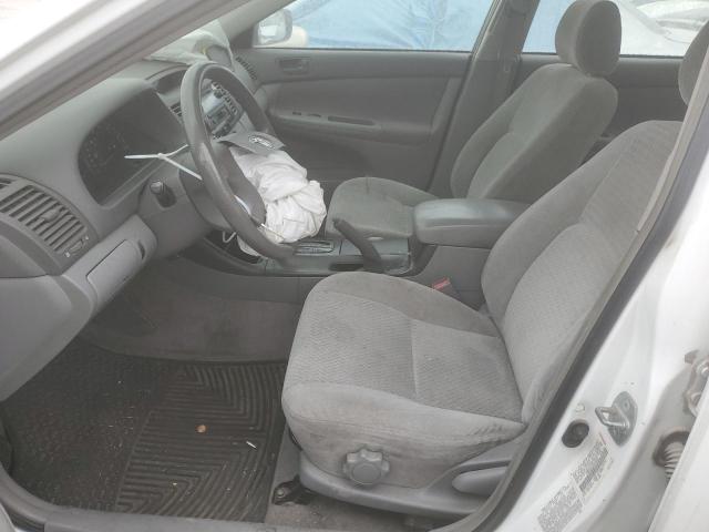 JTDBE32K320095554 - 2002 TOYOTA CAMRY LE WHITE photo 7