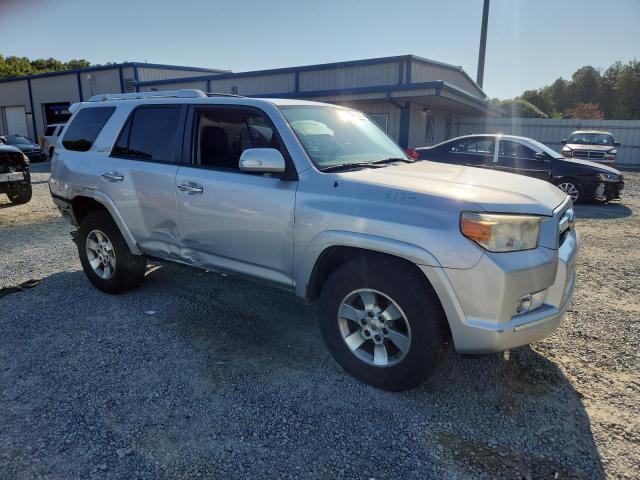 JTEZU5JR9B5018584 - 2011 TOYOTA 4RUNNER SR5 SILVER photo 4