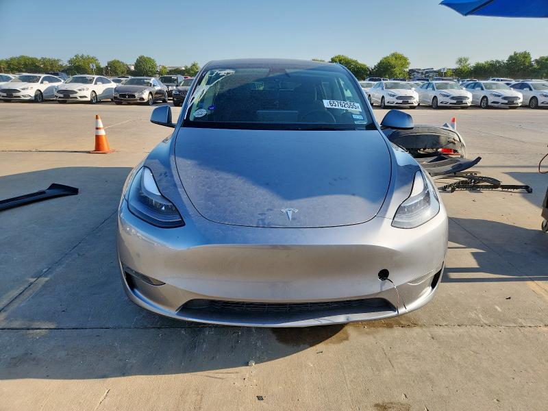 7SAYGDED5SA359074 - 2025 TESLA MODEL Y Gümüş foto 5