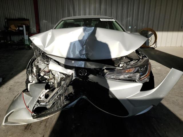 5YFEPMAE4NP355169 - 2022 TOYOTA COROLLA LE SILVER photo 5