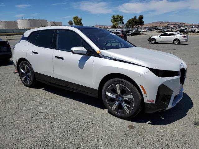 WB523CF07RCP98948 - 2024 BMW IX XDRIVE50 WHITE photo 4