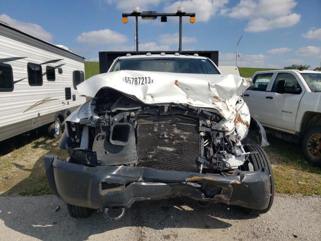 3C7WRMDL1JG338955 - 2018 RAM 5500 WHITE photo 5