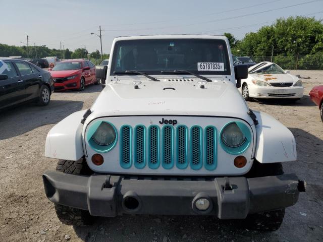 1C4HJWEG8DL555744 - 2013 JEEP WRANGLER U SAHARA WHITE photo 5