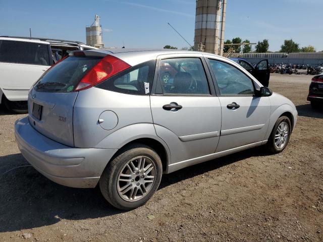 3FAFP37324R105948 - 2004 FORD FOCUS ZX5 SILVER photo 3