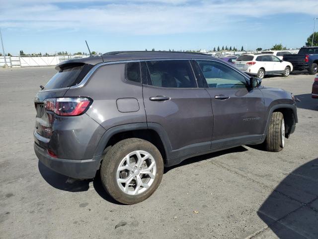 3C4NJDBNXRT121380 - 2024 JEEP COMPASS LATITUDE Gris foto 3