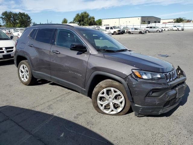 3C4NJDBNXRT121380 - 2024 JEEP COMPASS LATITUDE Gris foto 4