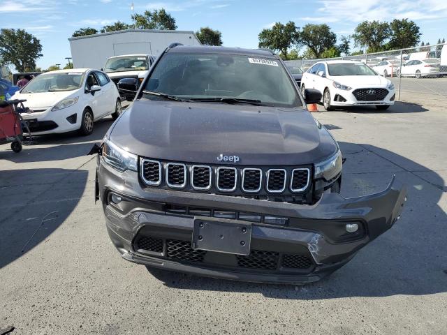 3C4NJDBNXRT121380 - 2024 JEEP COMPASS LATITUDE Gris foto 5