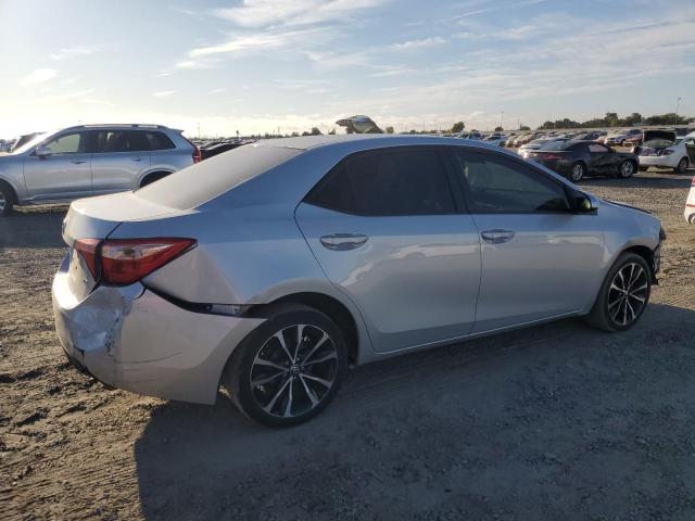 2T1BURHE4JC045628 - 2018 TOYOTA COROLLA L 银色 照片 3