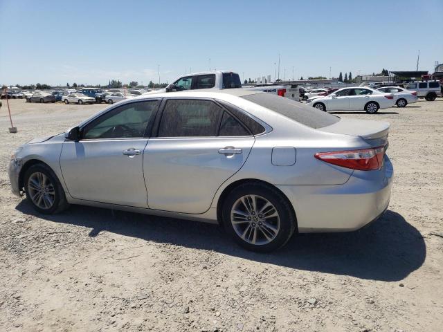 4T1BF1FKXFU011784 - 2015 TOYOTA CAMRY LE 银色 照片 2