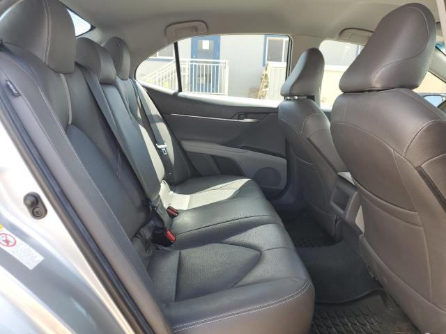 4T1B11HKXJU036060 - 2018 TOYOTA CAMRY L 银色 照片 10