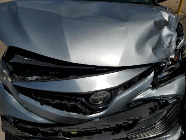 4T1B11HKXJU036060 - 2018 TOYOTA CAMRY L 银色 照片 11