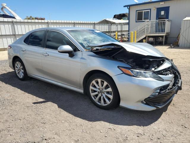 4T1B11HKXJU036060 - 2018 TOYOTA CAMRY L 银色 照片 4