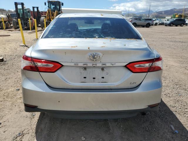 4T1B11HKXJU036060 - 2018 TOYOTA CAMRY L 银色 照片 6