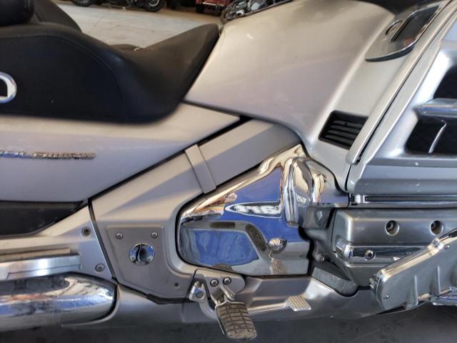 1HFSC47005A412004 - 2005 HONDA GL1800 SILVER photo 9