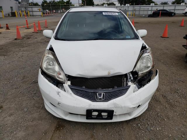 JHMGE8H57BC027226 - 2011 HONDA FIT SPORT WHITE photo 5