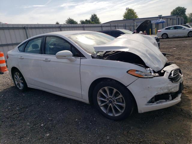 3FA6P0H70HR280933 - 2017 FORD FUSION SE WHITE photo 4