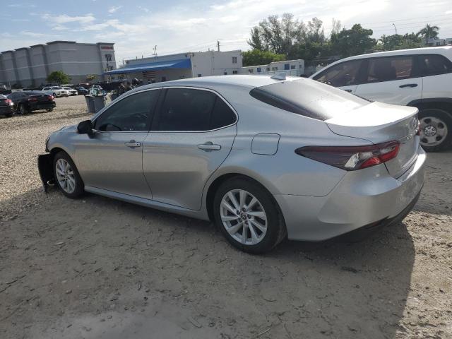 4T1C11AK6NU643688 - 2022 TOYOTA CAMRY LE 银色 照片 2
