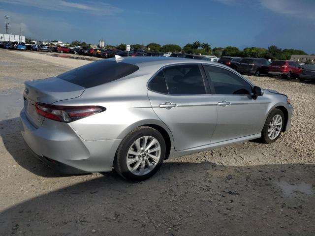 4T1C11AK6NU643688 - 2022 TOYOTA CAMRY LE 银色 照片 3