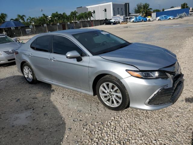 4T1C11AK6NU643688 - 2022 TOYOTA CAMRY LE 银色 照片 4