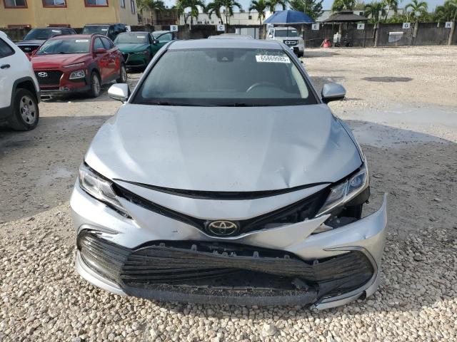 4T1C11AK6NU643688 - 2022 TOYOTA CAMRY LE 银色 照片 5