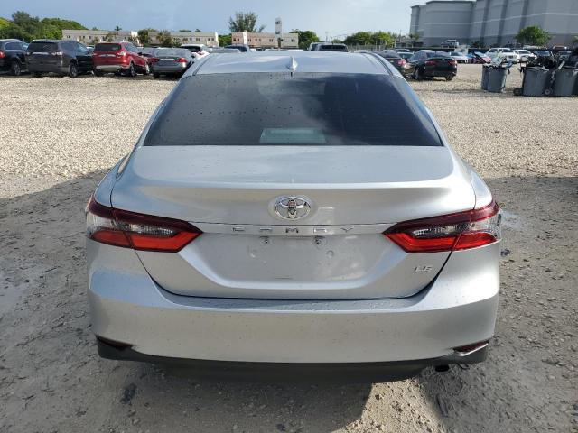 4T1C11AK6NU643688 - 2022 TOYOTA CAMRY LE 银色 照片 6
