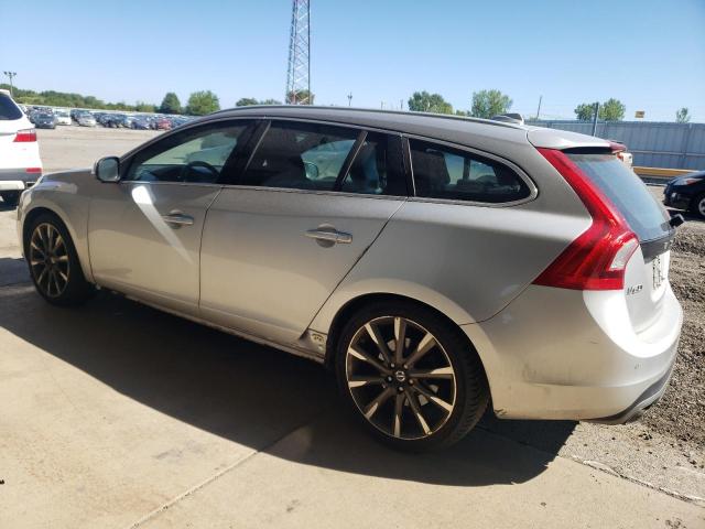 YV140MEDXF1197910 - 2015 VOLVO V60 PLATINUM SILVER photo 2