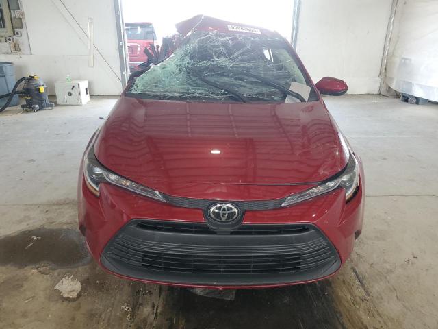 5YFB4MDE8PP071165 - 2023 TOYOTA COROLLA LE წითელი ფოტო 5