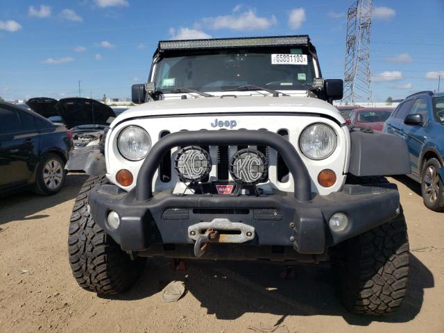 1C4BJWEG0DL671333 - 2013 JEEP WRANGLER SAHARA WHITE photo 5