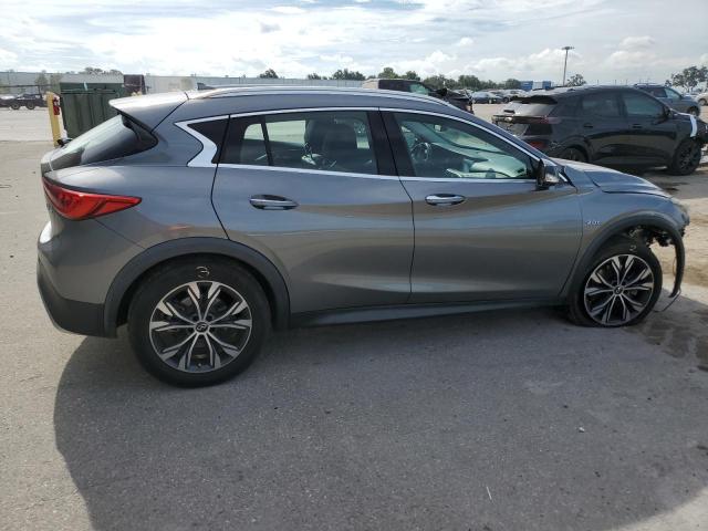 SJKCH5CR0JA052301 - 2018 INFINITI QX30 BASE GRAY photo 3