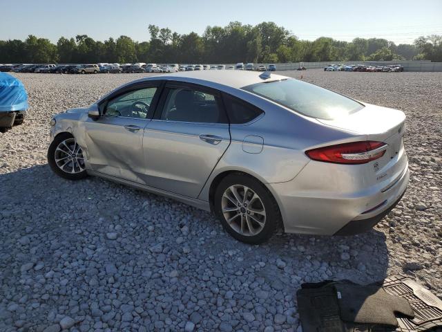 3FA6P0HD2KR135650 - 2019 FORD FUSION SE SILVER photo 2